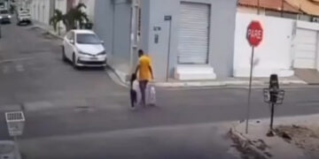 VIDEO; Hombre es privado de la vida mientras caminaba con su hija