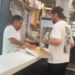 VIDEO; Cliente agrede a empleado mexicano y su reacción sorprende