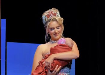 Miss Universe Canadá entrega corona con su bebé en brazos