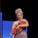 Miss Universe Canadá entrega corona con su bebé en brazos