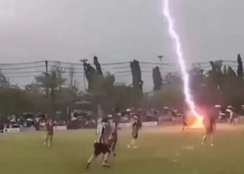 VIDEO; Futbolista muere por un rayo durante un partido