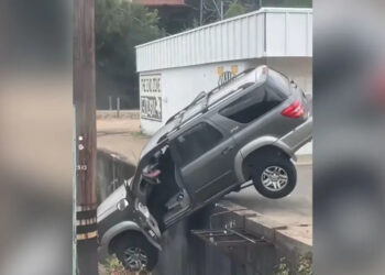 VIDEO: Dos hombres intentan salvar una camioneta y termina en tragedia