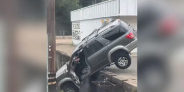 VIDEO: Dos hombres intentan salvar una camioneta y termina en tragedia
