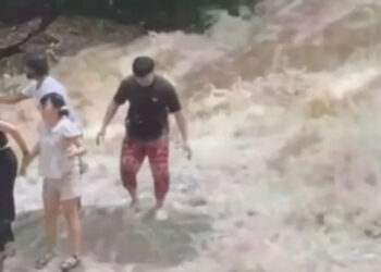 VIDEO; Turistas son arrastrados por inundación