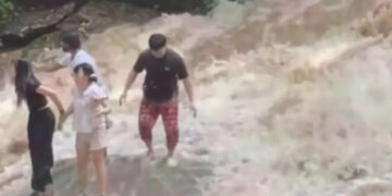 VIDEO; Turistas son arrastrados por inundación