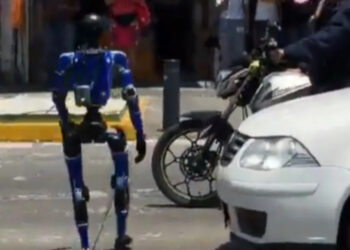 VIDEO; Robot humanoide en Guadalajara ahora es el nuevo transito