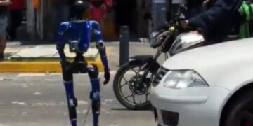 VIDEO; Robot humanoide en Guadalajara ahora es el nuevo transito
