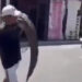 VIDEO; Hombre carga cocodrilo en plena calle y se hace viral