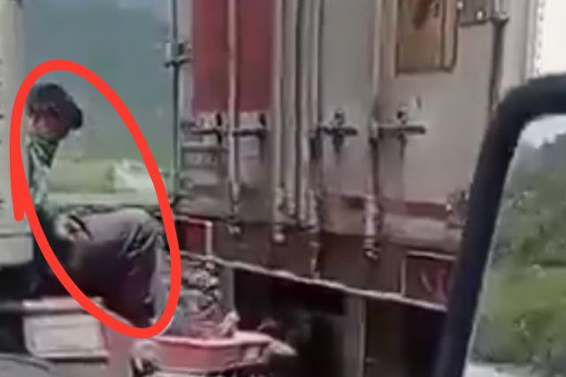 Hombre viaja en dolly de tráiler rumbo a Puebla
