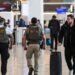 Detenciones de ICE en aeropuertos generan temor en migrantes