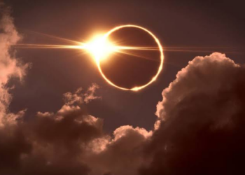 Eclipse solar y lluvia de estrellas en una noche astronómica