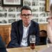 Londres debate limitar consumo de alcohol de pie en pubs