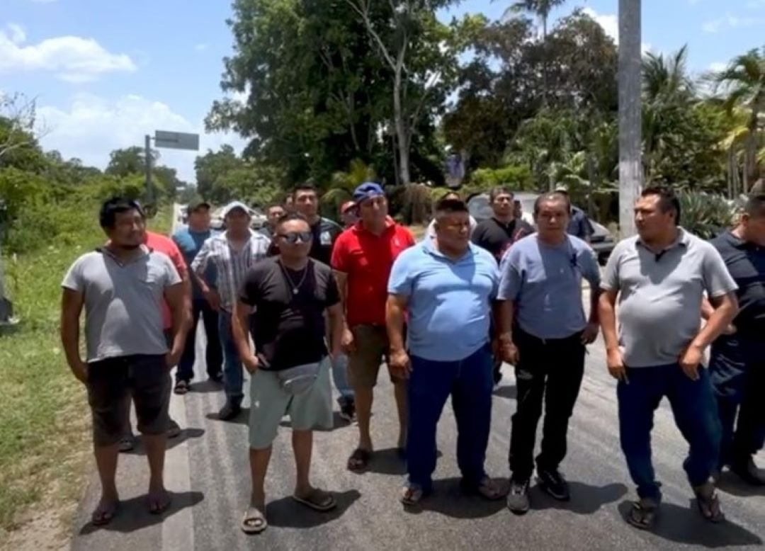 Pobladores bloquean carretera 180 por seguridad vial