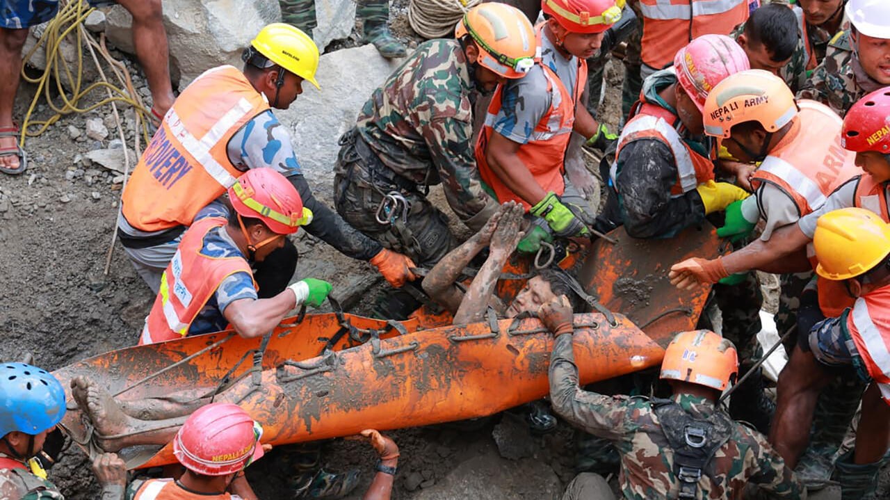 Rescatan con vida a dos hombres tras riada en Nepal