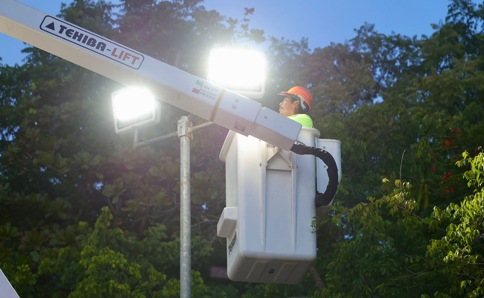 Ayuntamiento ilumina parque en SM 4 para seguridad ciudadana