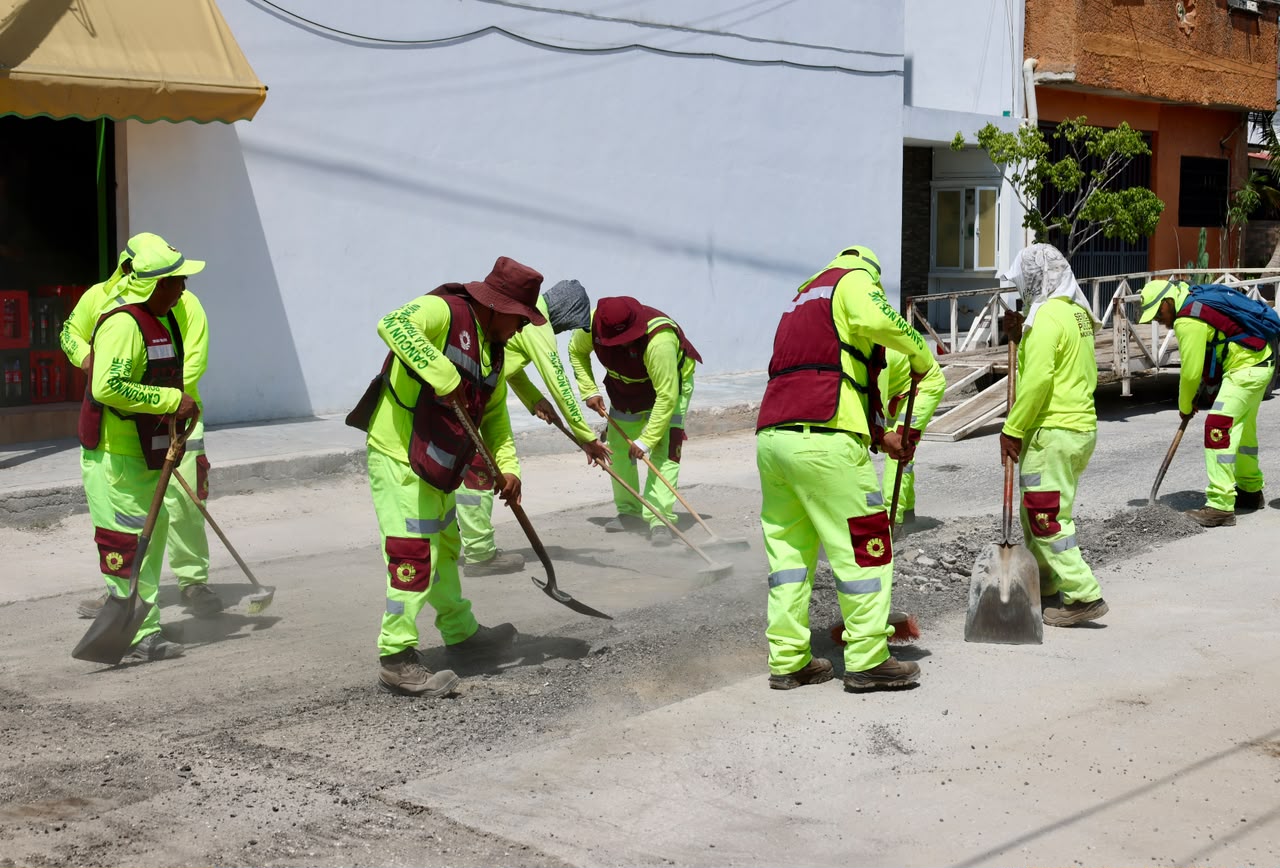 Ayuntamiento de Cancún refuerza mantenimiento vial por lluvias