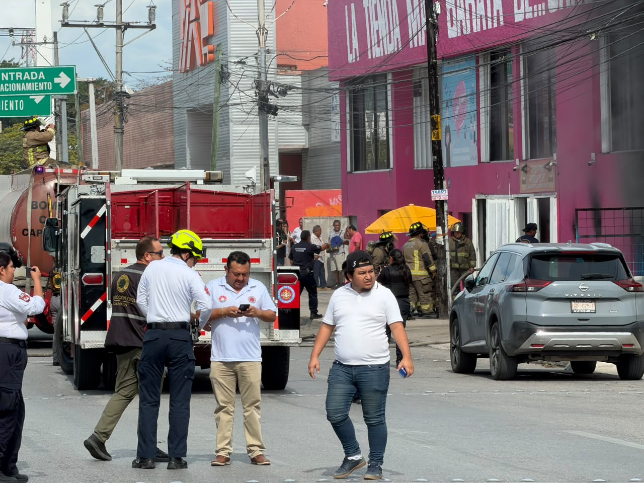 Incendio daña tienda en avenida López Portillo, Cancún