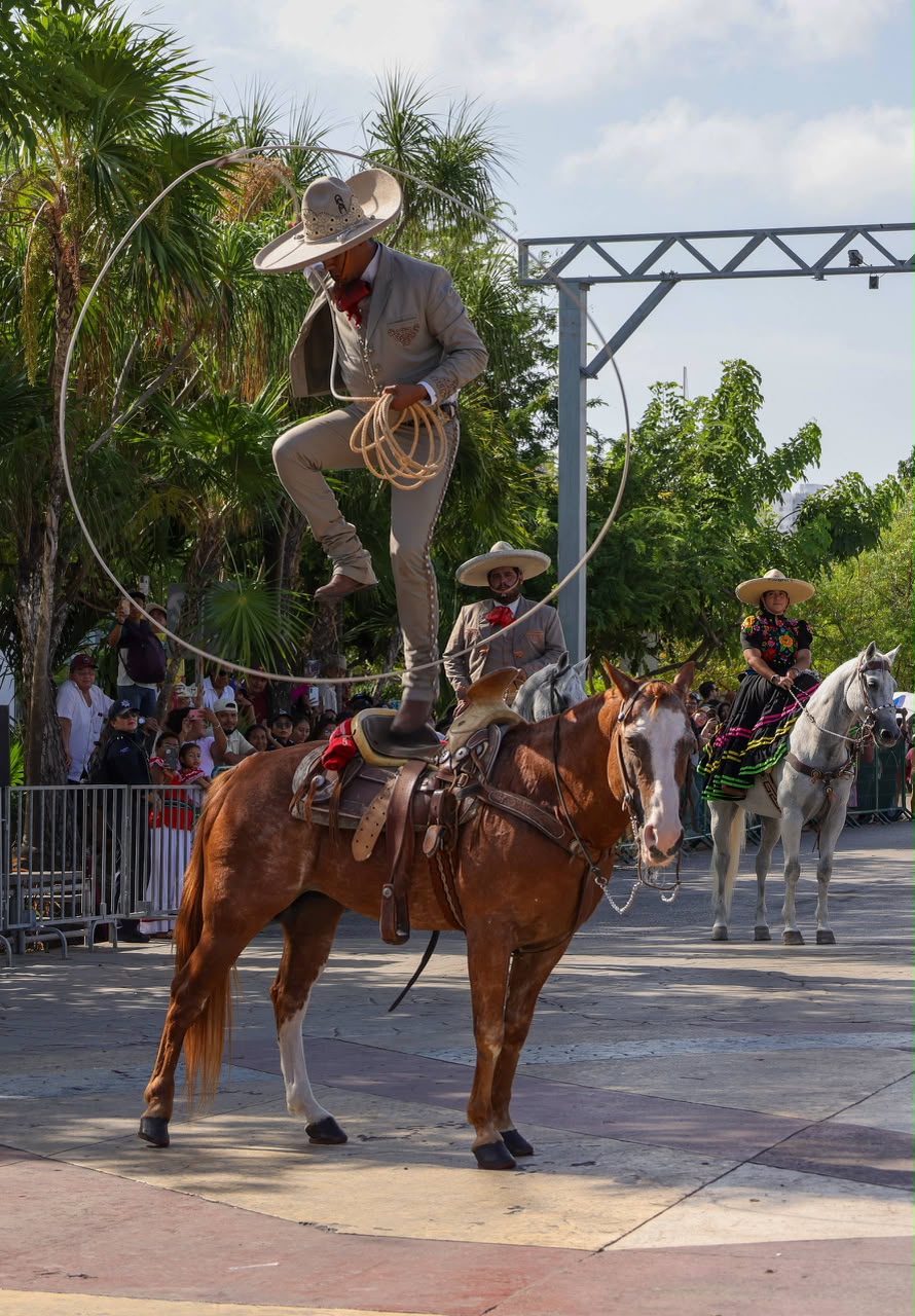 Desfile cívico-militar reúne a más de 5 mil en Cancún