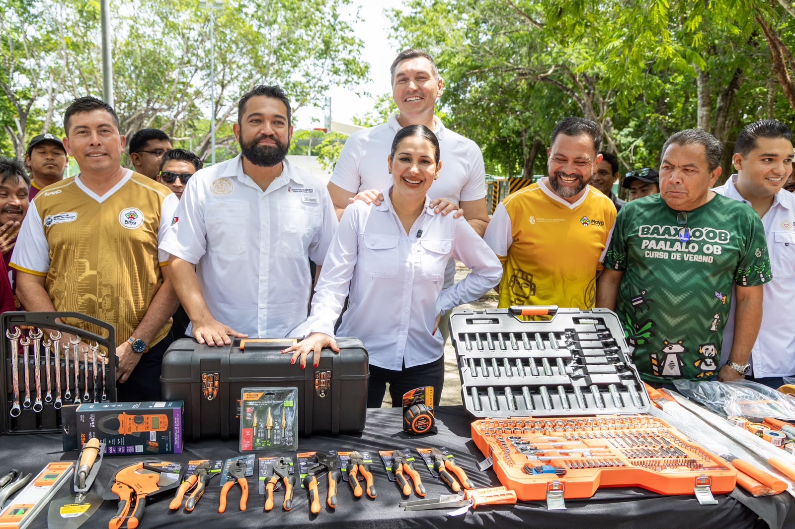 Playa del Carmen entrega equipo para mantenimiento deportivo