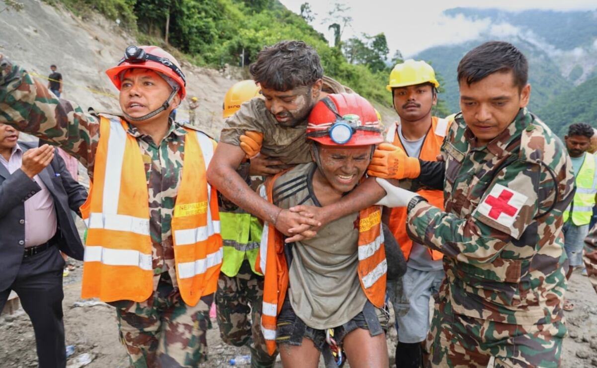 Nepal reporta 1,295 muertos por riadas y rescata a dos trabajadores