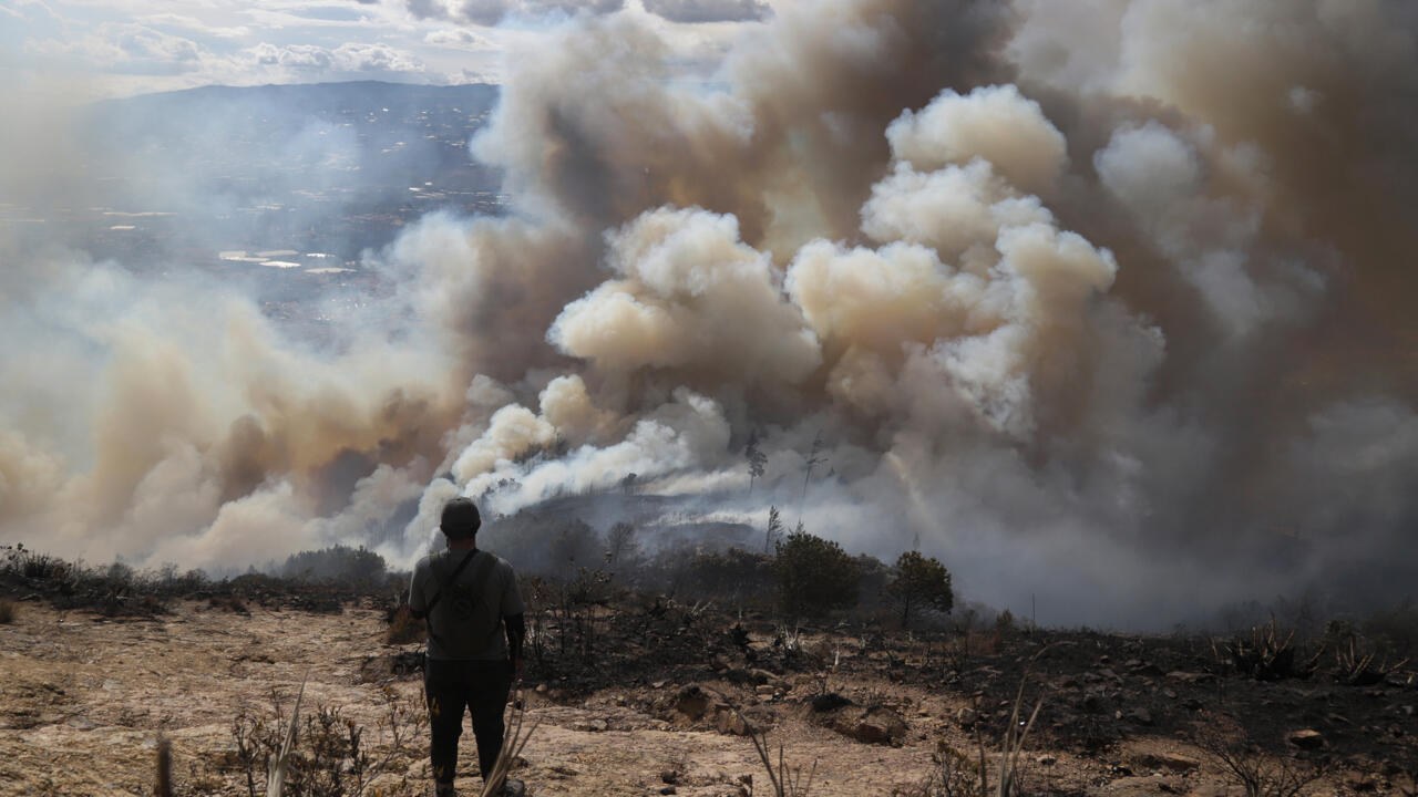 Controlan parcialmente incendio en Villa de Leyva, Colombia