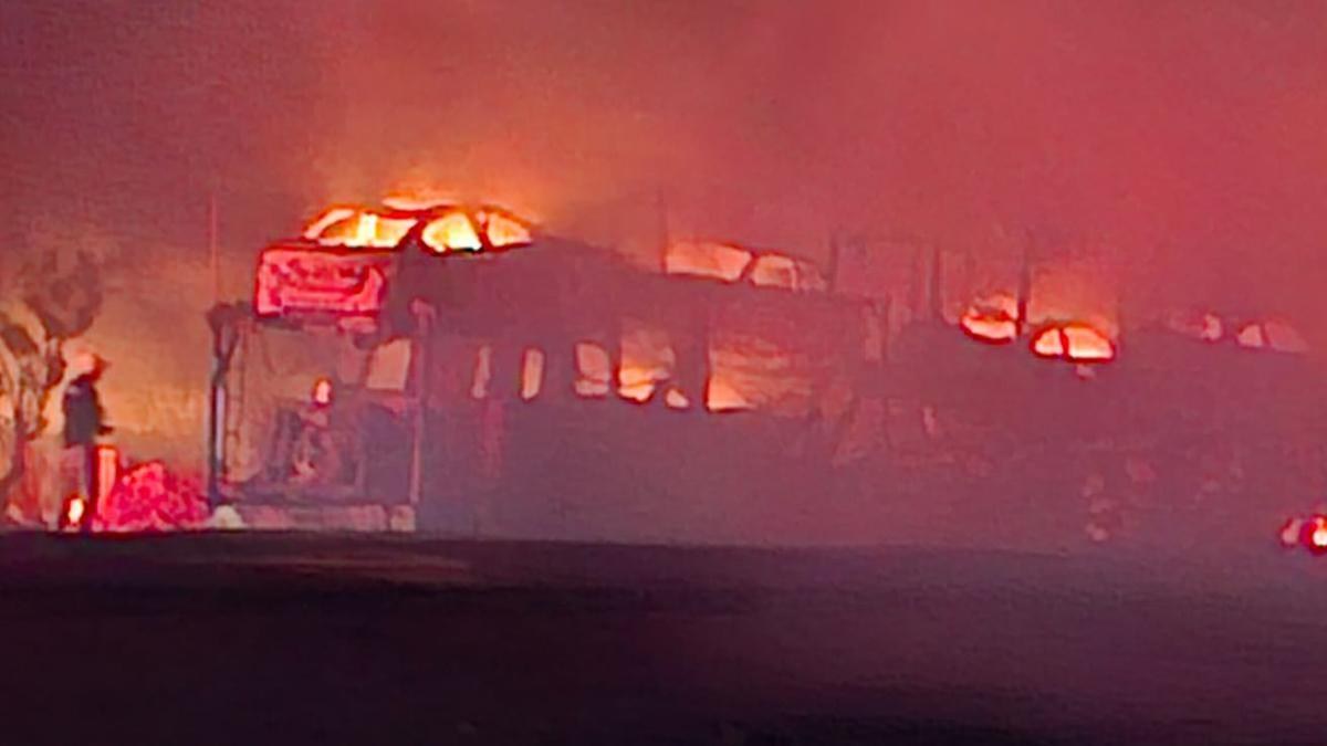 Incendio consume nodriza con nueve BMW en Tamaulipas