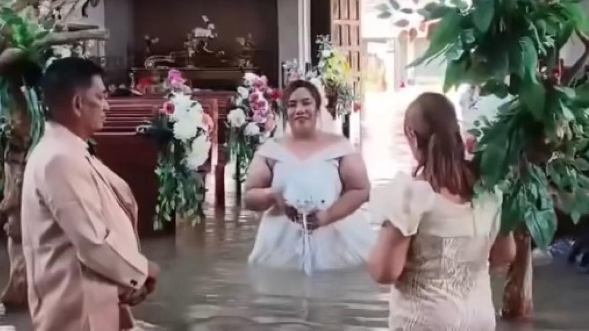 Pareja celebra boda en iglesia inundada en Filipinas
