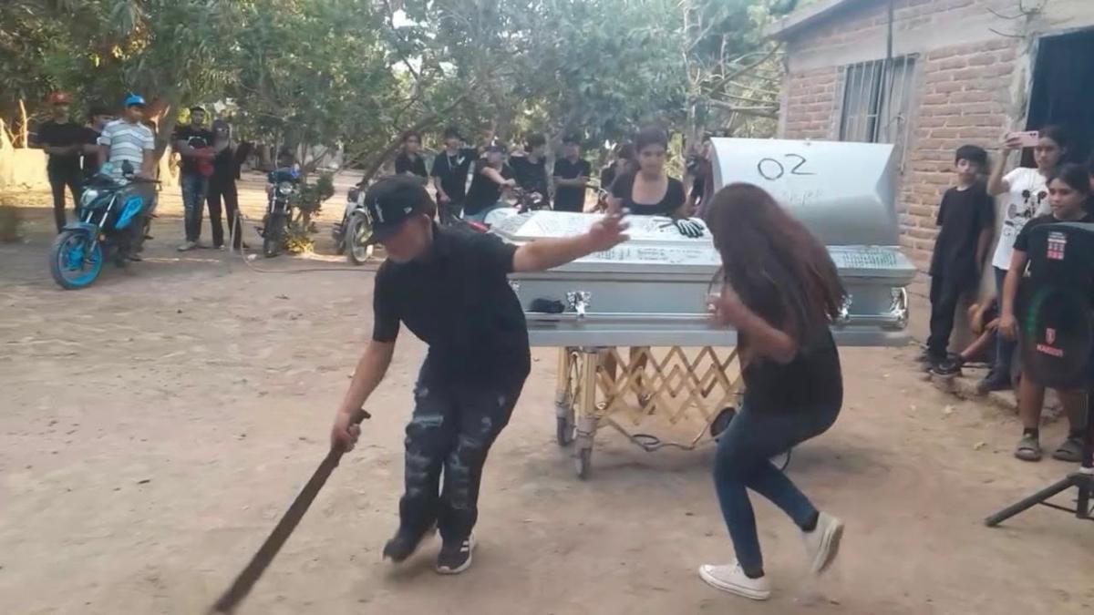 Con huapango y machetes despiden a Luis Ángel
