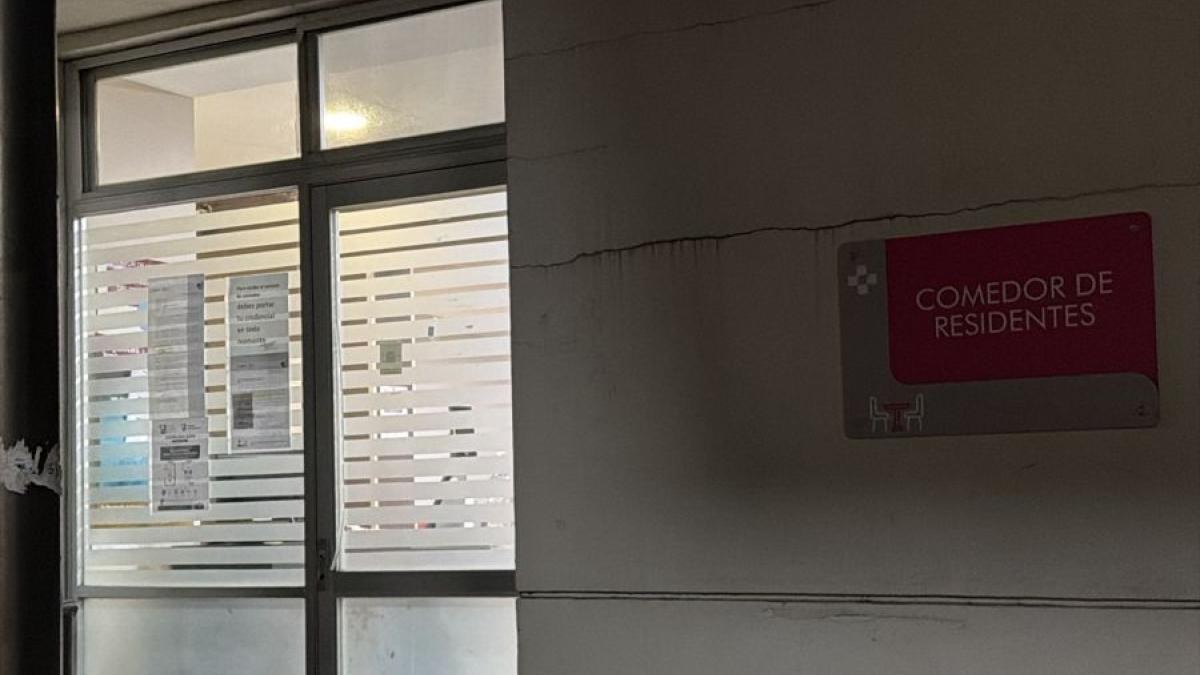 135 médicos residentes enferman tras comer en Hospital General