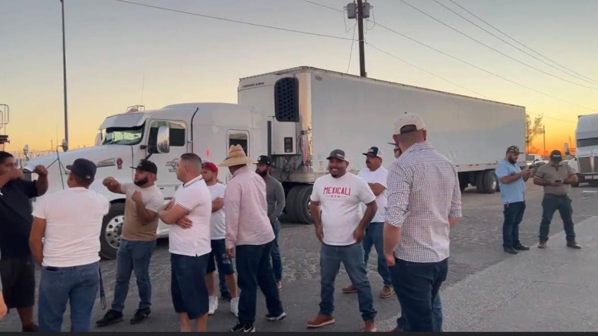Traileros bloquean garita Mexicali por retiro de visas B1