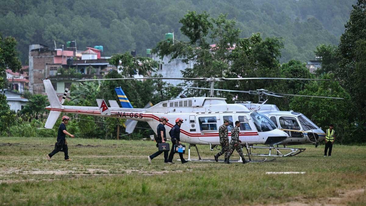 Nepal rescata a dos obreros tras deslave mortal