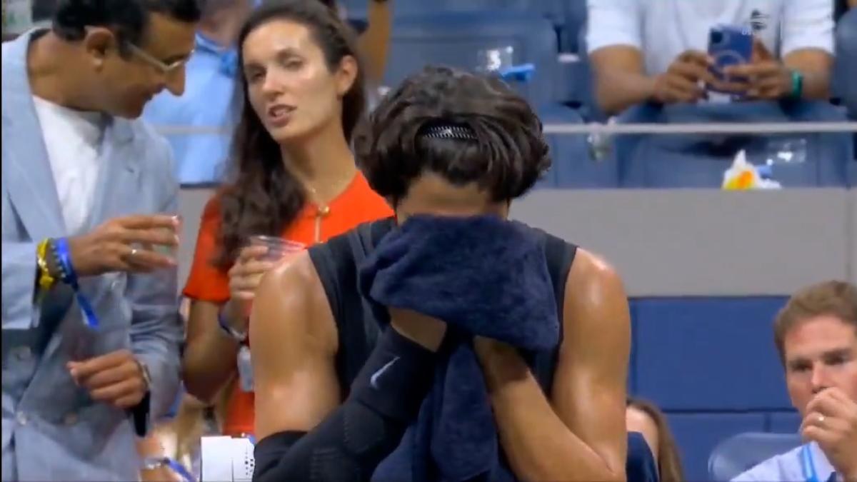 Carlos Alcaraz vomita en toalla durante US Open intenso
