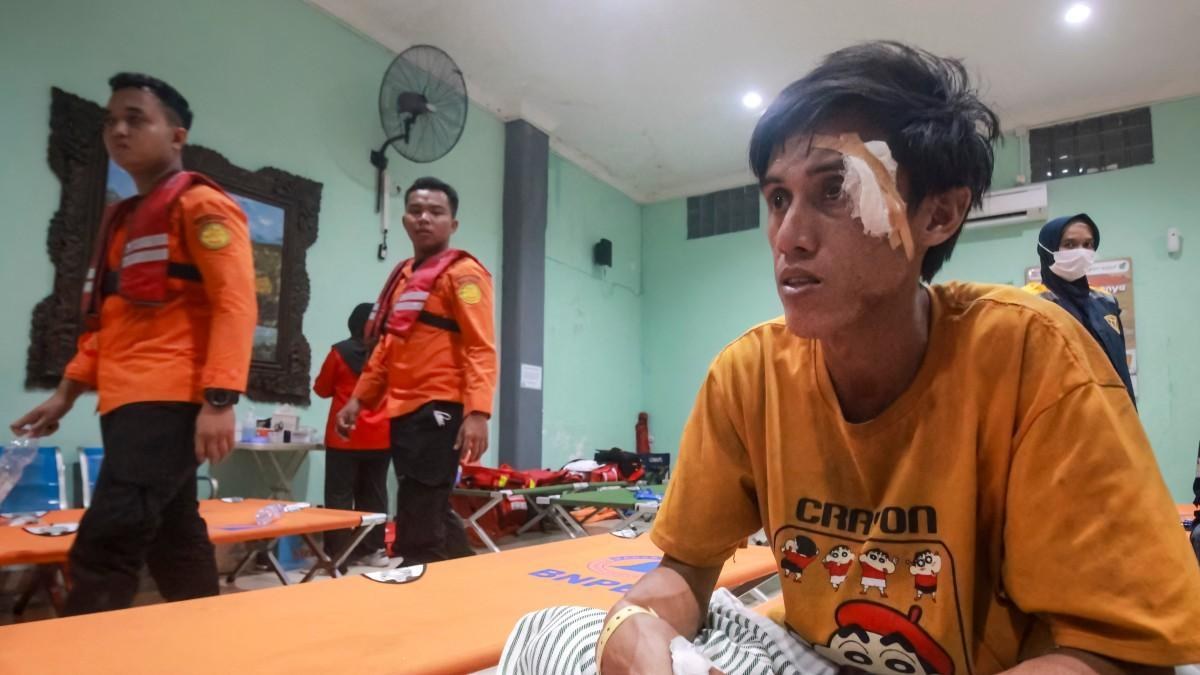 Seis muertos y más de 100 desaparecidos en volcadura de ferri en Indonesia