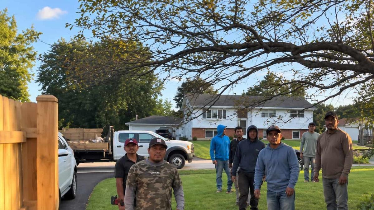 Trabajadores desmontan cerca tras disputa de pago en Illinois