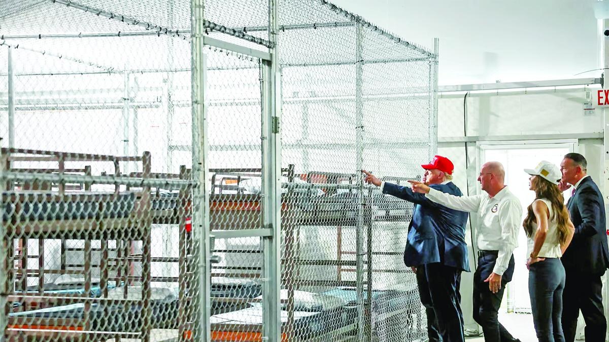 Migrantes fueron aislados en jaulas en centro de Florida