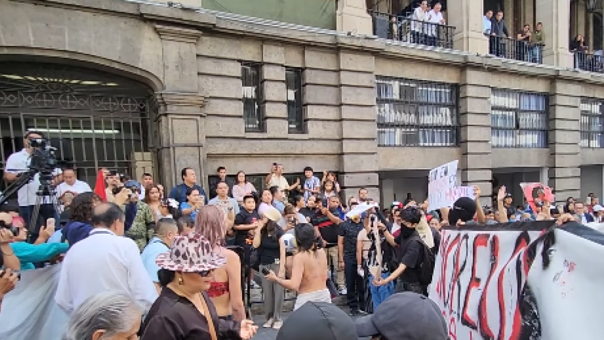 Manifestantes interrumpen desfile por feminicidio en Cuernavaca