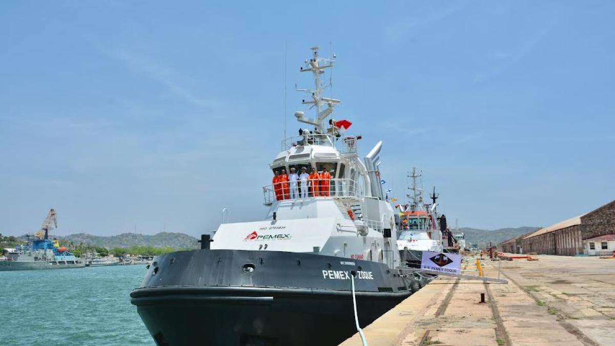Pemex y Semar abanderan remolcador en Salina Cruz