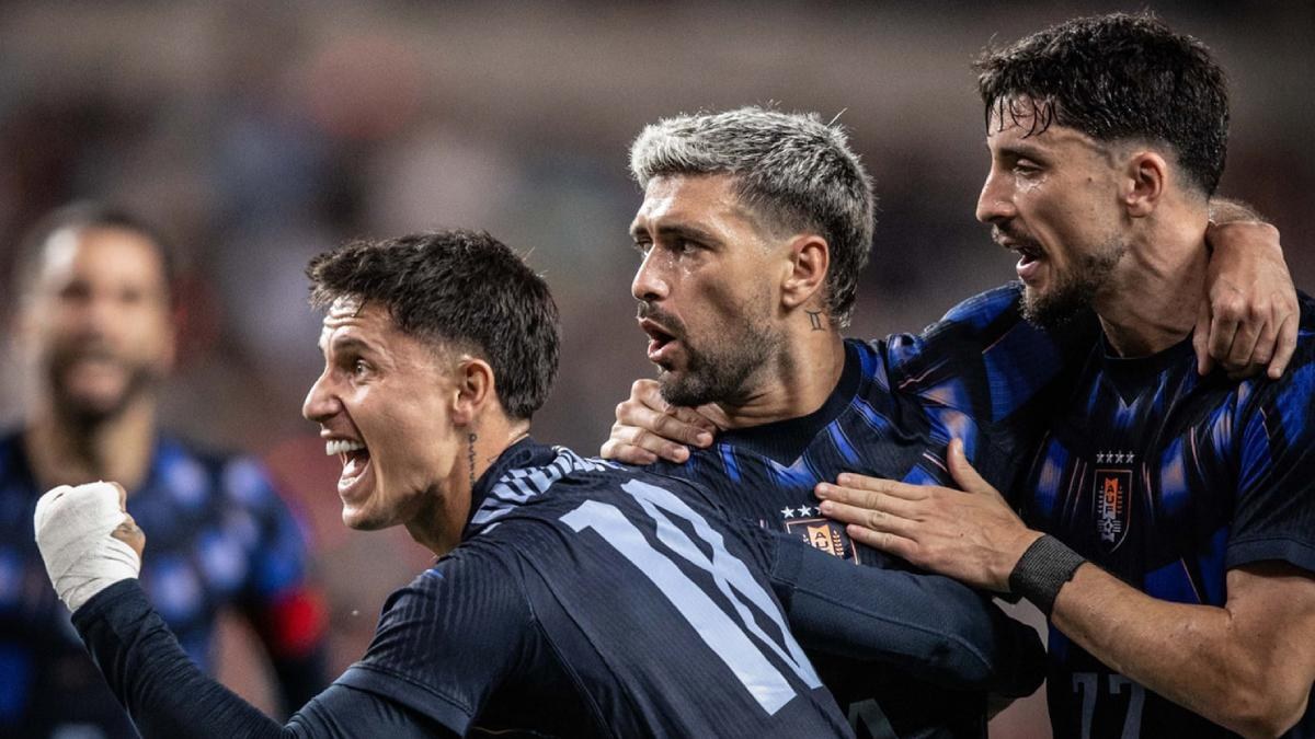 Uruguay golea y Forlán logra su primera victoria