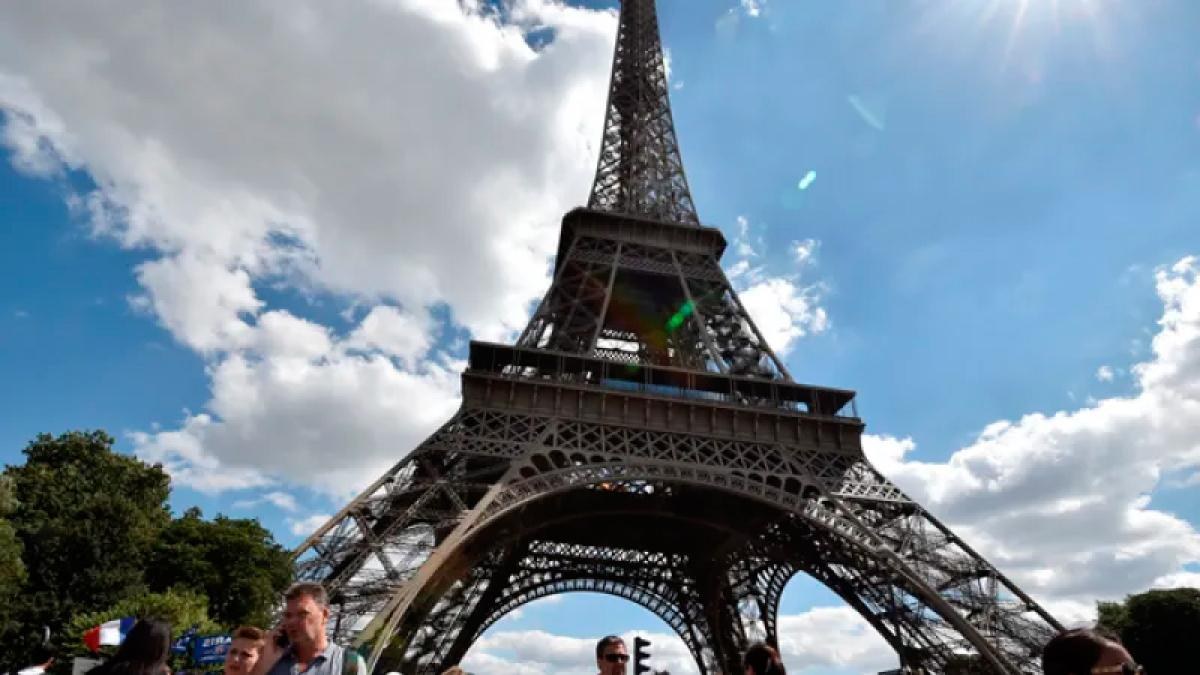 Director de Torre Eiffel dimite tras exclusión de empleadas
