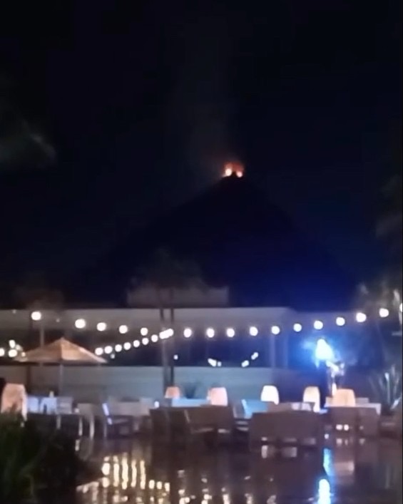 Rayo provoca incendio en palapa de hotel Bahía Príncipe