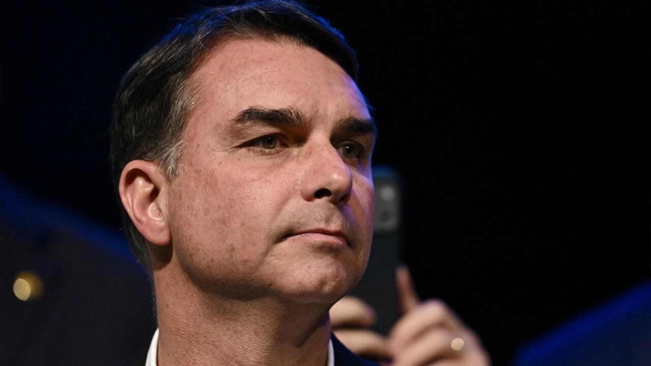 Flávio Bolsonaro investigado por corrupción en Brasil
