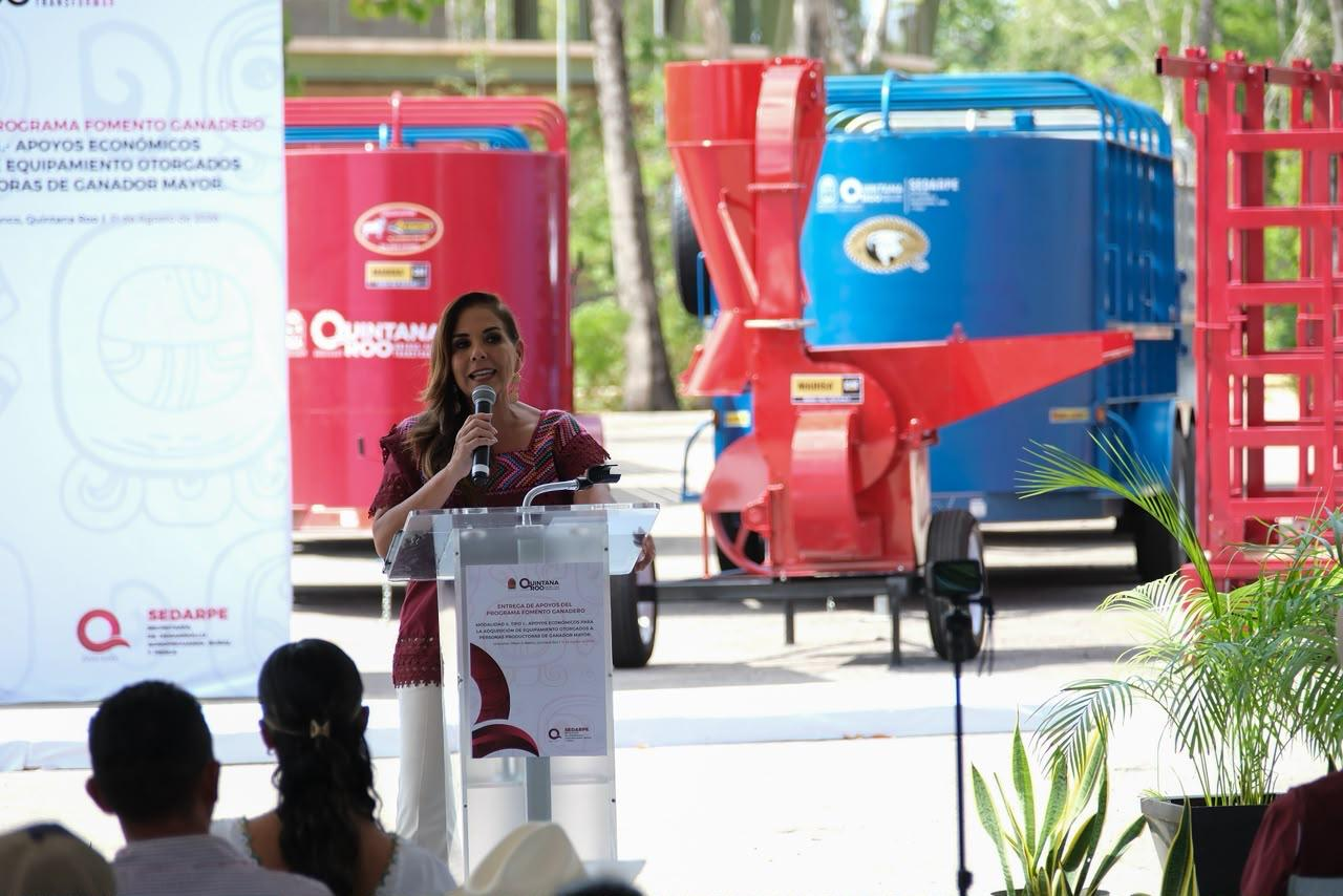 Mara Lezama entrega equipamiento para ganaderos