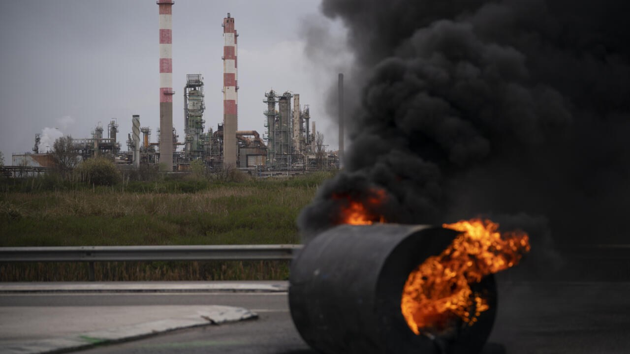 Francia busca frenar alza en precios de combustibles