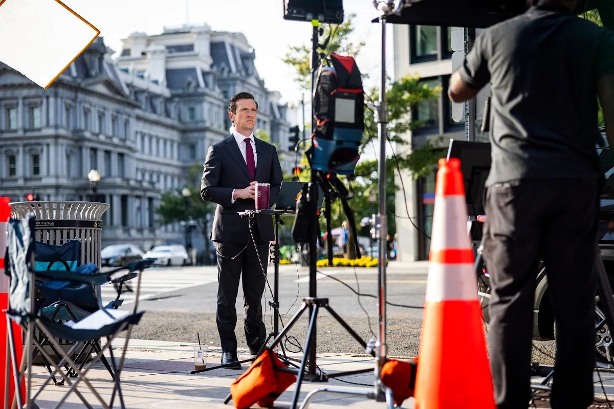 CNN, MS NOW y Politico demandan a Casa Blanca por veto