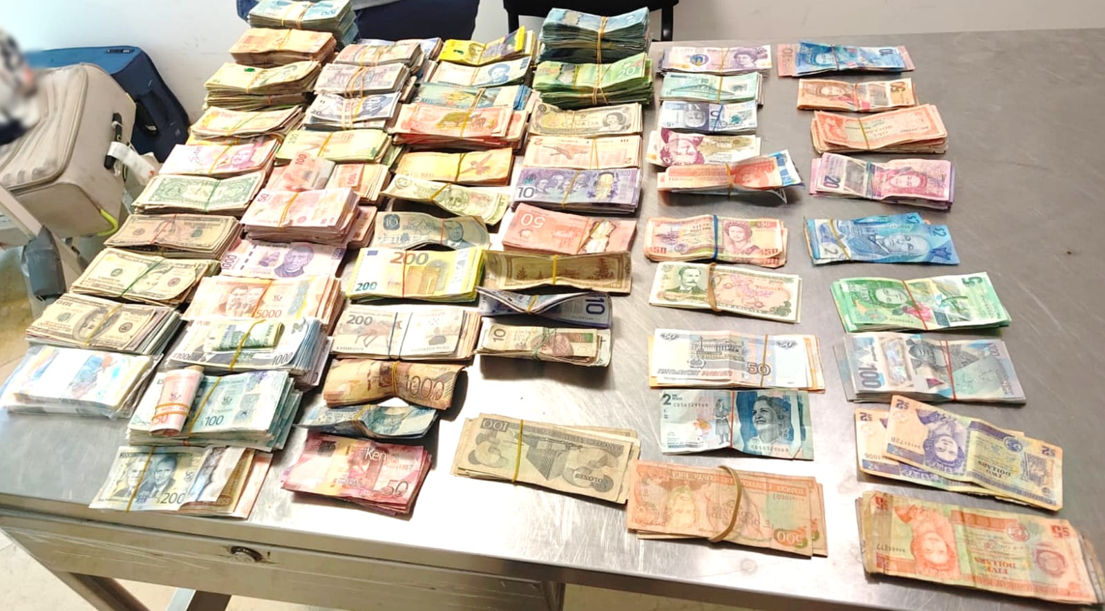 Detienen a hombre en aeropuerto de Cancún con 1.8 mdp en divisas