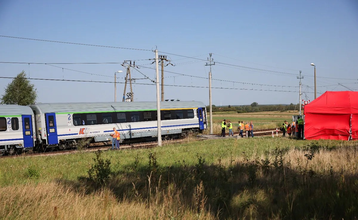 Tren descarrila tras choque con camión en Polonia