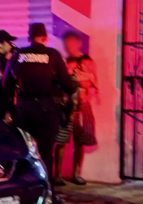 Hombre ebrio cae con bebé en Playa del Carmen