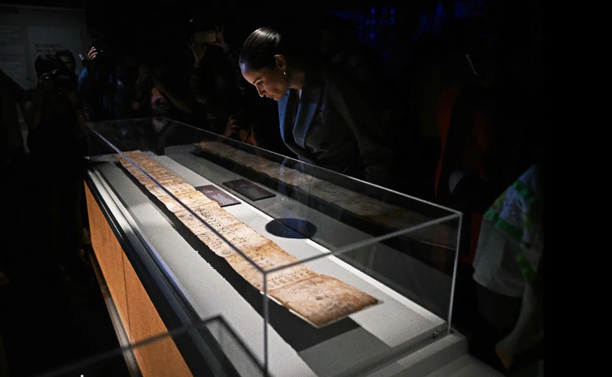 París exhibe Códice Boturini sobre migración azteca