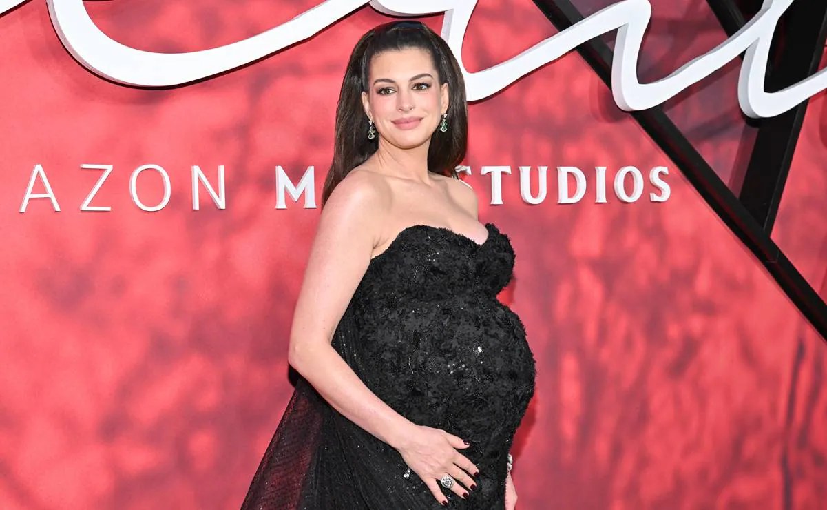 Anne Hathaway deslumbra con vestido en estreno de Verity