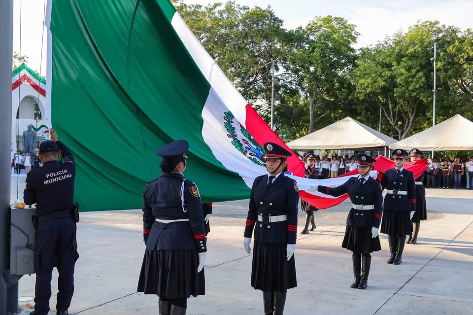 Cancún inicia septiembre con izamiento de bandera nacional